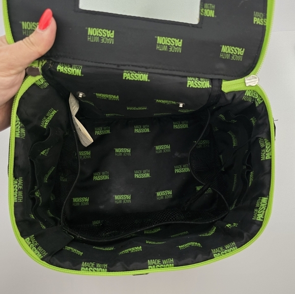 ⭐️40% Off⭐️ The Body Shop Vintage Train Case - Picture 2 of 14